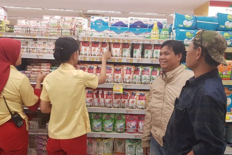 Jajaran Polsek Jatinangor, Sumedang, Jawa Barat melakukan pengecekan stok masker dan sabun antiseptik ke minimarket dan apotek, Kamis (5/3/2020) sore. 