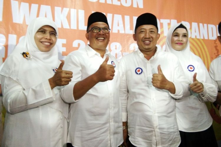 Pasangan Oded M Danial (kiri) dan Yana Mulyana (kanan) seusai mendaftar ke KPU Kota Bandung untuk maju sebagai calon wali kota dan wakil wali kota Bandung, Rabu (10/1/2018) malam. 