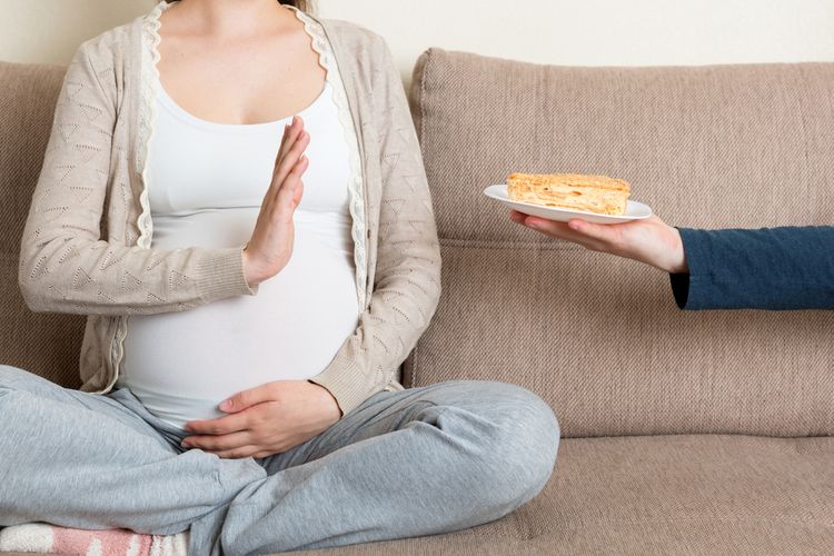 Ilustrasi ibu hamil yang harus bisa memilah makanan dengan baik. Kekurangan asupan zat besi, folat, dan vitamin B12 bisa menjadi penyebab anemia pada ibu hamil. 