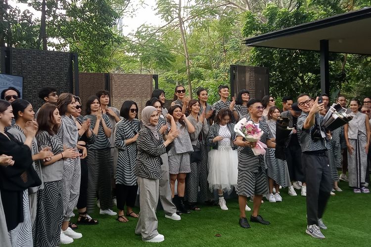 Dalam pagelaran busana bertajuk Pelesir, desainer ternama Indonesia, Bai Soemarlono memperkenalkan koleksi terbaru tenun ikat melalui label mode besutannya Ohmmbybai.