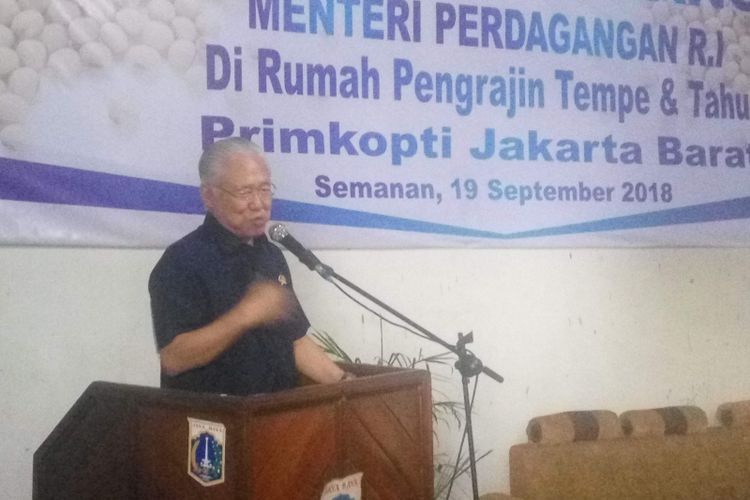 Menteri Perdagangan Enggartiasto Lukita saat memberi sambutan di pabrik tempe di Kalideres, Jakarta Barat, Rabu (19/9/2018).