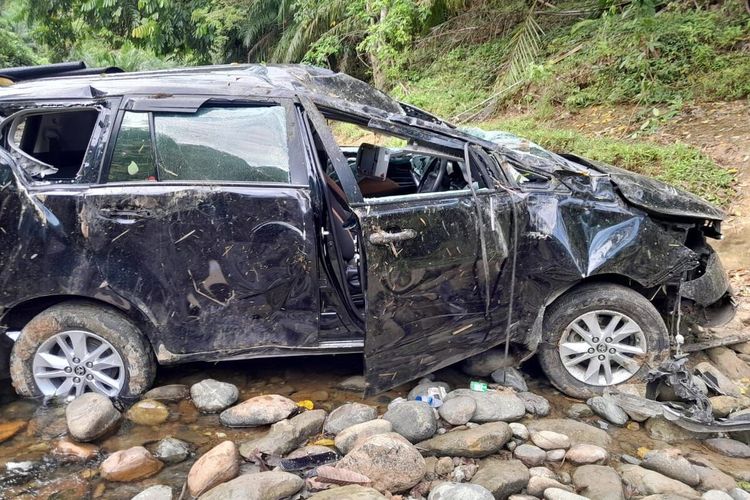 Satu unit mobil dinas milik Pemprov Bengkulu plat BD 60 terlibat tabrakan dengan motor matic di jalan lintas Seranjangan Desa Tanjung Harapan, Kecamatan Semidang Gumay, Kabupaten Kaur, Provinsi Bengkulu, dinihari pukul 23.30 WIB, Jumat (27/5/2022).