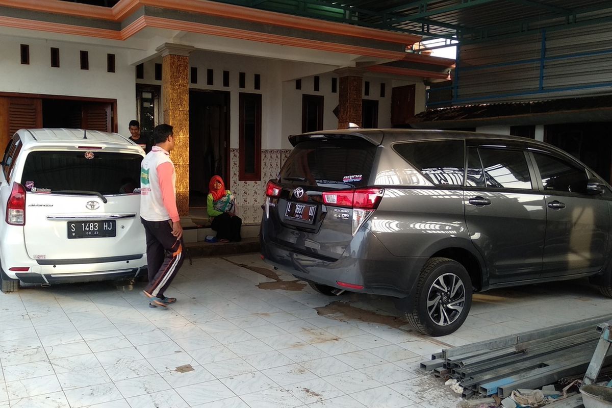 Salah satu warga Desa Sumurgeneng, Kecamatan Jenu, Kabupaten Tuban, Jawa timur, menunjukkan koleksi mobil yang dibeli usai menerima uang pembebasan lahan dari proyek pembangunan kilang minyak di Tuban. Selasa (16/2/2021).