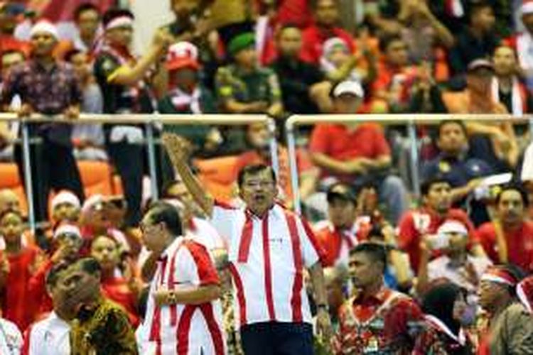 Ekspresi Wakil Presiden Indonesia, Jusuf Kalla, saat menyaksikan langsung final pertama antara Indonesia dan Thailand di Stadion Pakansari, Cibinong, Rabu (14/12/2016).  
