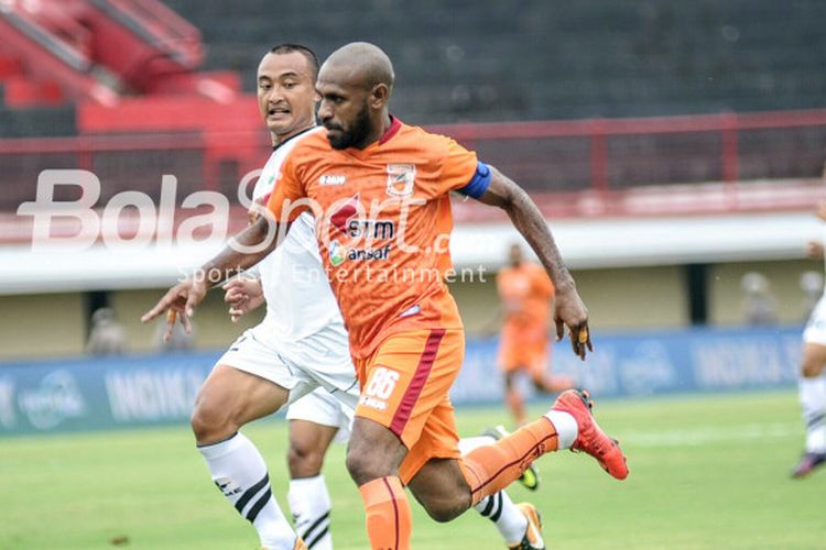 Aksi penyerang Borneo FC, Boaz Solossa, pada pertandingan Grup D Piala Presiden 2018 melawan PSPS Riau di Stadion Kapten I Wayan Dipta, Gianyar, Senin (29/1/2018). 