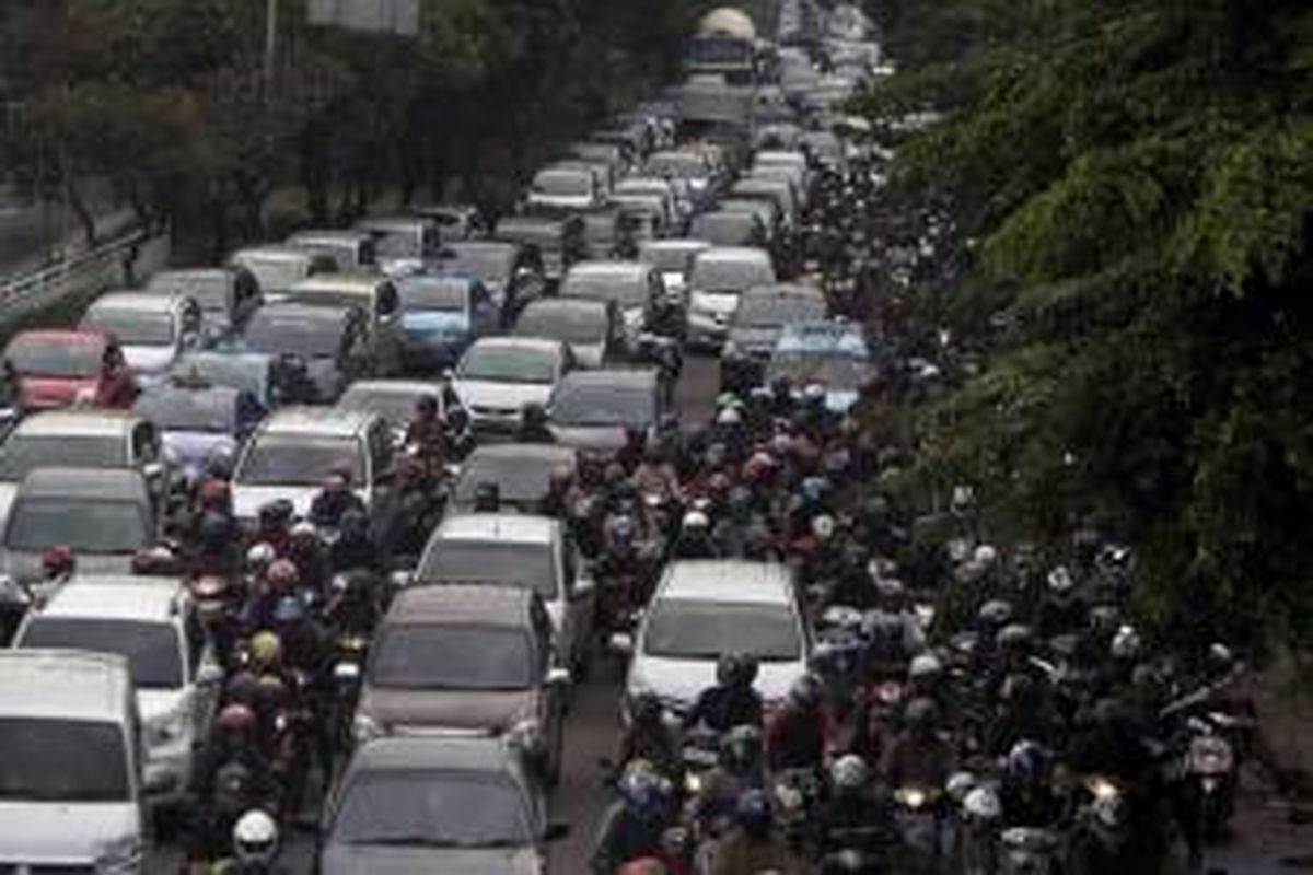 Pengguna kendaraan bermotor tersendat di Jalan Jenderal Basuki Rachmat, Jakarta Timur, Senin (5/3/2013). Buruknya sistem transportasi massal di ibu kota dan pertambahan kendaraan yang tak terkendali semakin menambah kemacetan parah tiap hari.