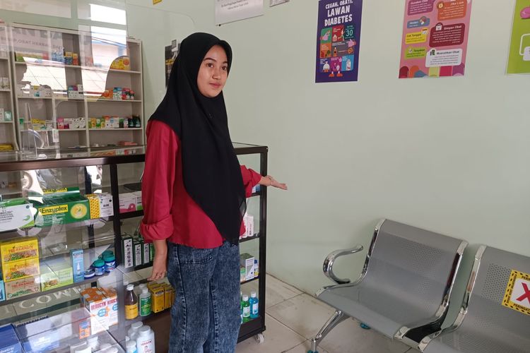 Asisten apoteker bernama Dila (19) sedang menunjukkan titik yang diludahi oleh laki-laki terduga ODGJ di sebuah apotek di Penggilingan, Cakung, Jakarta Timur, Selasa (11/7/2023).