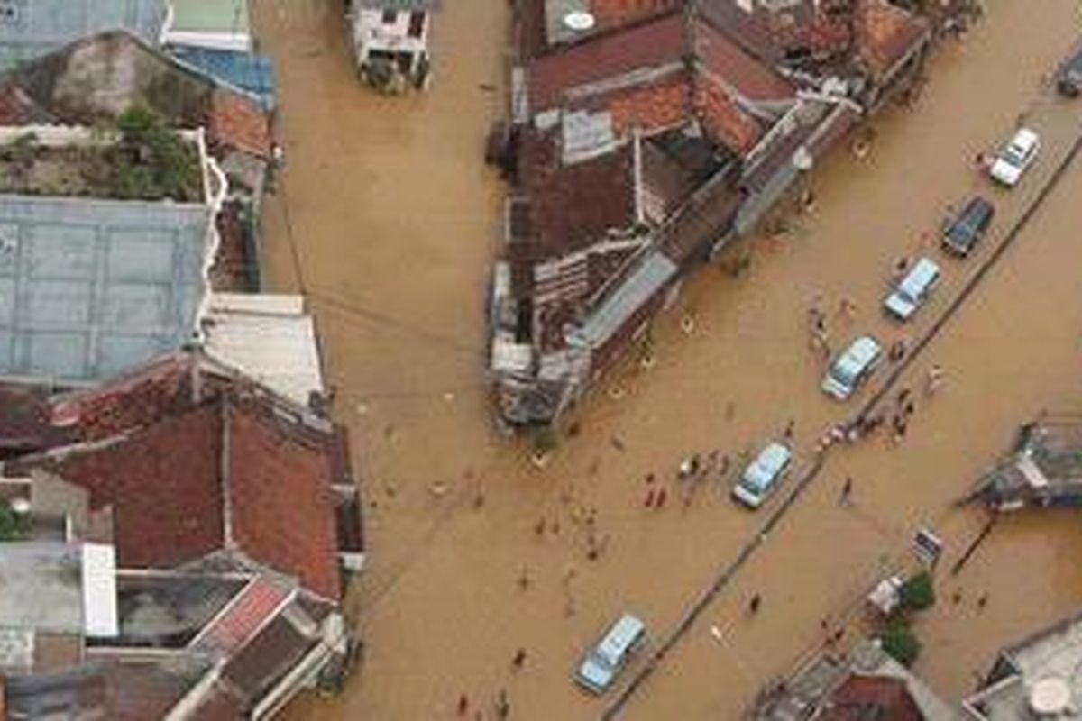 Permukiman dan jalan di daerah Kampung Melayu, Jakarta tampak terendam banjir, Rabu (16/1/2013). Lewat pantauan udara bersama Polisi Udara Polda Metro Jaya dengan pilot Akp Ali Hasby, penerbang Suparno, dan Mekanik Briptu Agus Tri, dan TMC  Akp M.Salim Margie, tampak sejumlah lokasi di Das Sungai Ciliwung, dan Sungai Pesanggrahan terendam. Kemacetan tak terhindarkan di sejumlah ruas jalan. KOMPAS/LASTI KURNIA
