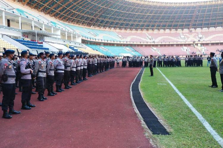 Personel Polresta Pekanbaru saat apel pengamanan pertandingan PSPS Riau versus Kelantan FC yang batal digelar di Stadion Utama Riau, Selasa (12/7/2022).