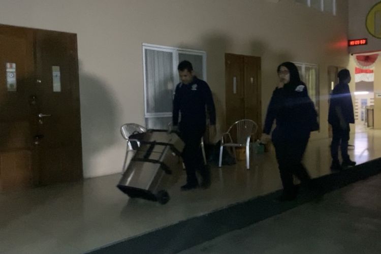 Olah TKP di Sekolah Swasta Jaksel Tempat Simpan 995 Air Soft Gun, Sejumlah Barang Diangkut