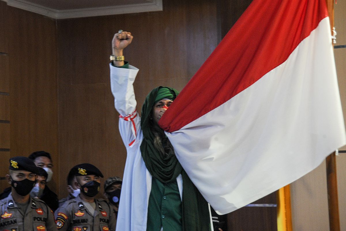 Terdakwa kasus dugaan penyebaran berita bohong Bahar Bin Smith mencium bendera merah putih saat menjalani sidang lanjutan dengan agenda pembacaan putusan di Pengadilan Negeri Bandung, Jawa Barat, Selasa (16/8/2022). Dalam sidang tersebut, Majelis Hakim memvonis Bahar Bin Smith dengan 6 bulan 15 hari kurungan penjara karena Bahar Bin Smith dinilai menyiarkan kabar tidak pasti sehingga dapat menerbitkan keonaran di kalangan rakyat. 