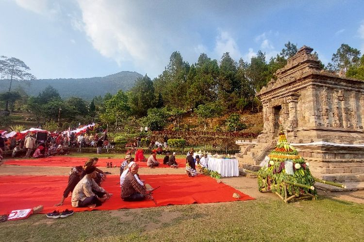 Masyarakat mengikuti prosesi Resik-resik Candi Gedongsongo di pelataran Candi 1, Jumat (27/10/2023)