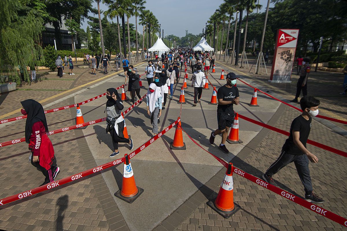 Sejumlah warga mengantre untuk memasuki area ring road Stadion Utama Gelora Bung Karno (SUGBK) di Senayan, Jakarta, Minggu (21/6/2020). Selain membatasi akses menjadi dua pintu masuk dan satu pintu keluar, pengelola SUGBK juga melakukan pembatasan dengan membagi ke dalam sejumlah sesi di akhir pekan dengan durasi setiap sesi selama satu jam dan jumlah maksimal 1.000 pengunjung di dalam area ring road untuk meminimalisir potensi penyebaran COVID-19.