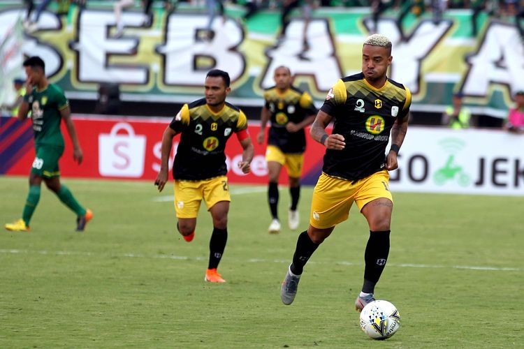 Pemain asing Barito Putera, Rafael Da Silva mencetak dua gol ke gawang Persebaya Surabaya dalam laga tunda Pekan 4 Liga 1 2019 yang berakhir dengan skor 2-2 di Stadion Gelora Bung Tomo Surabaya, Jawa Timur, Selasa (09/07/2019) sore.