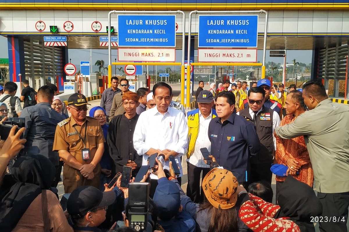 Presiden Joko Widodo memberikan keterangan pers kepada para jurnalis selesai peresmianna jalan tol Bocimi Ruas jalan Cigombong-Cibadak di Parungkuda, Sukabumi, Jawa Barat, Jumat (4/8/2023).