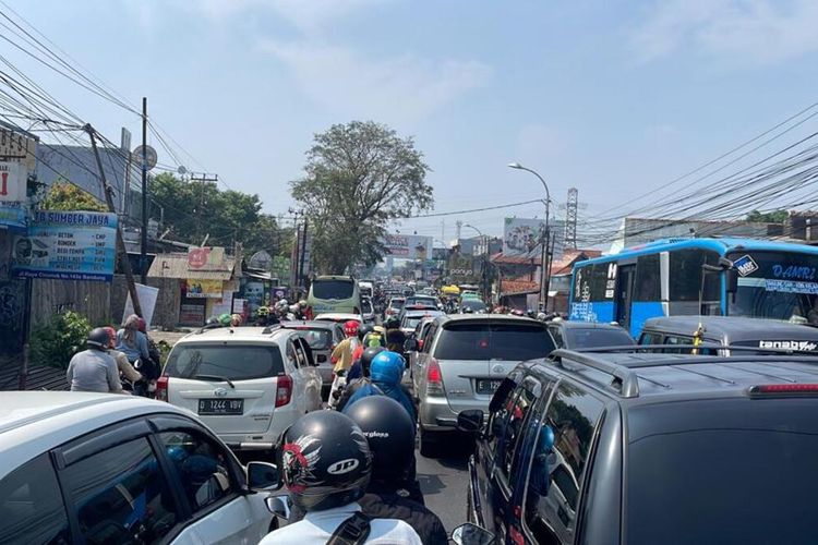 Suasana Kemacetan di arus lalu lintas di Cileunyi mengarah ke Kota Bandung atau sebaliknya pada Jumat (3/11/2023)