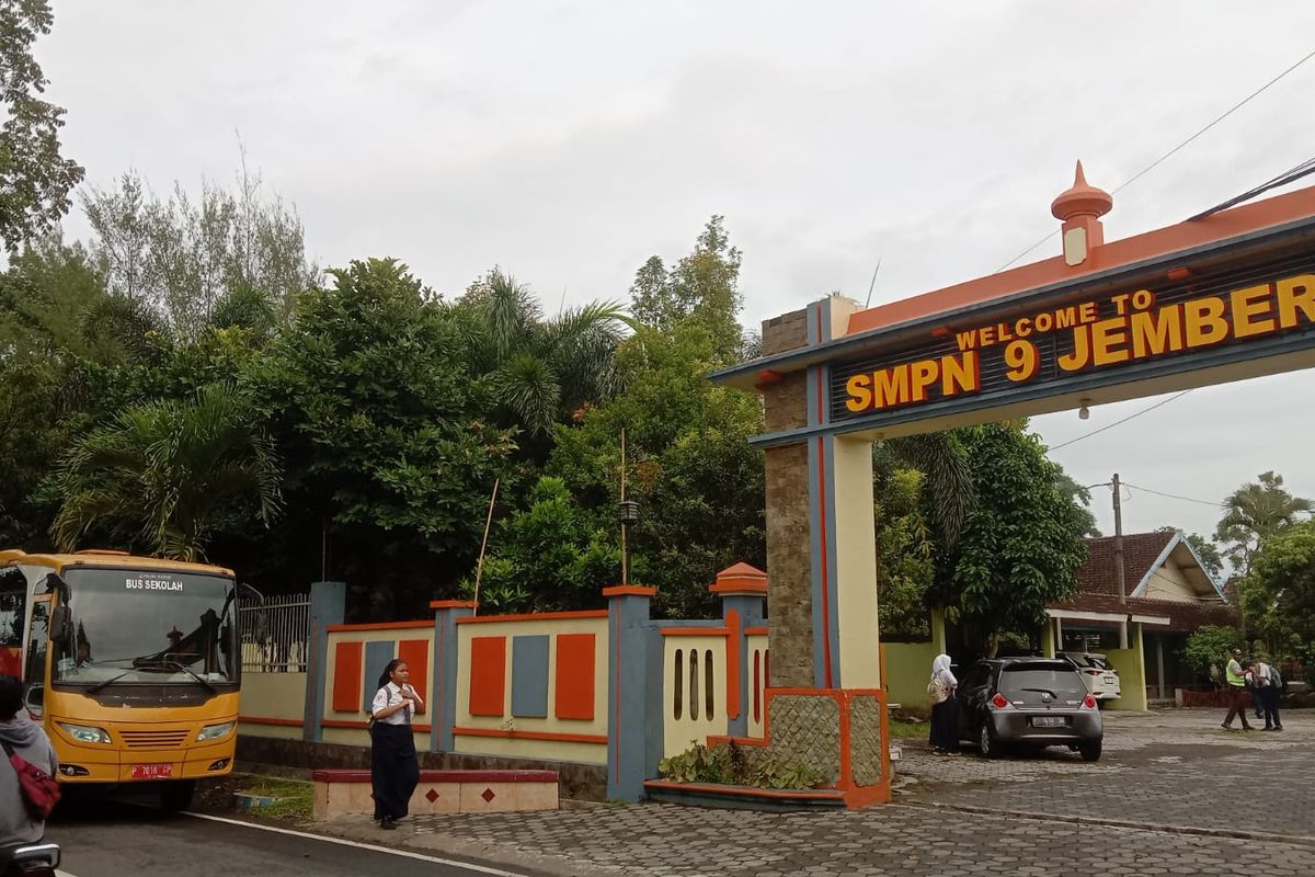 Pemkab Jember menyediakan bus gratis bagi para pelajar  yang hendak berangkat ke sekolah 