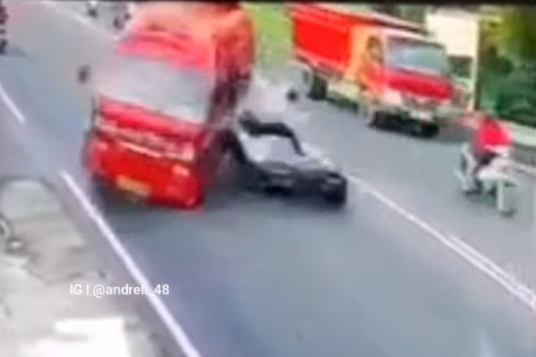 Tangkapan layar video angkutan umum Prona menabrak motor di Salatiga