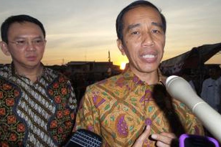 Presiden Joko Widodo dan Gubernur DKI Jakarta Basuki Tjahaja Purnama saat blusukan di kawasan Tanah Merah.