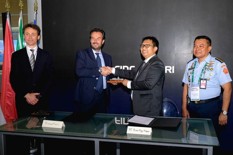 Mauro Manzini, VP Sales Divisi Kapal Angkatan Laut Fincantieri (kiri) dan Adrianus Prima Manggala (kanan), Komisaris PMM dalam penandatanganan kerja sama di Indo Defence 2025, Rabu (11/6/2025).