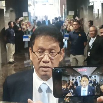 Menkeu Purbaya Yudhi Sadewa memberikan keterangan saat menghadiri serah terima jabatan jajaran Dewan Komisioner LPS di Kantor LPS, Jakarta, Rabu (8/10/2025).