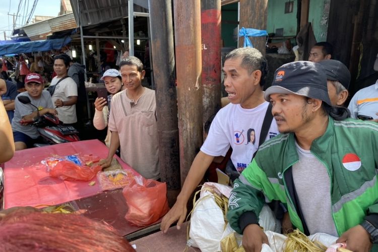 Sudiono (kanan) dan Hadi Subakir (baju coklat) yang dagang ketupat di Pasar Kemiri Muka, Depok, Jawa Barat, Jumat (2/2/2024). Dagangannya diborong cawapres Gibran Rakabuming Raka.