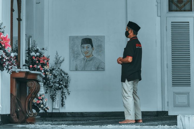 Salah seorang warga saat melaksanakan shalat gaib di Gedung Pakuan, Kota Bandung, Jawa Barat, Minggu (5/6/2022).