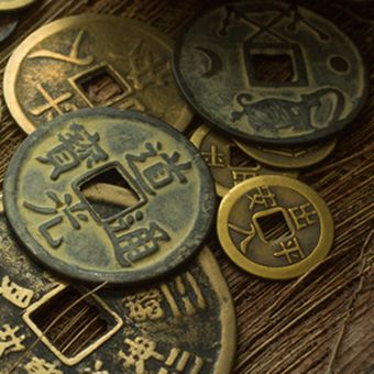 Koin China adalah simbol lain dari hal positif dan keberuntungan. 