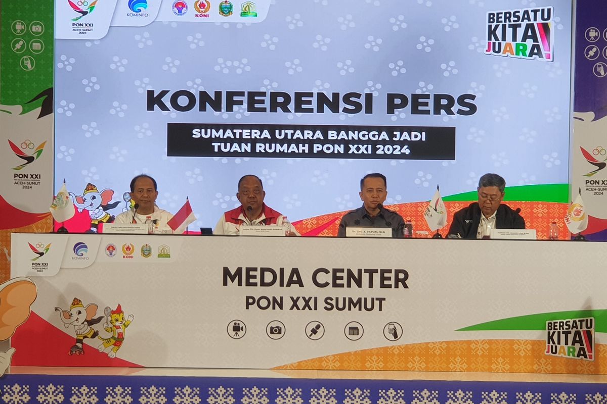 Pj Gubernur Sumatera Utara Agus Fatoni saat menggelar konferensi pers di Meda Center PON XXI, Hotel Santika Medan, Kamis (19/9/2024). 