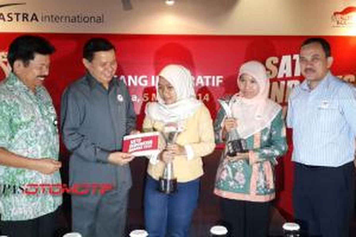 PT Astra International Tbk kembali membuka SATU Indonesia Awards 2014 mencari anak muda Indonesia yang menginspirasi dan bermanfaat untuk masyarakat sekitar. Manajemen dan Juri berfoto bersama para pemenang 2010.