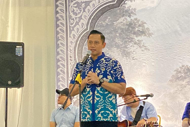 Menteri ATR/BPN Agus Harimurti Yudhoyono (AHY) di rumah dinasnya, Jalan Denpasar, Jakarta Selatan, Kamis (18/4/2024). 