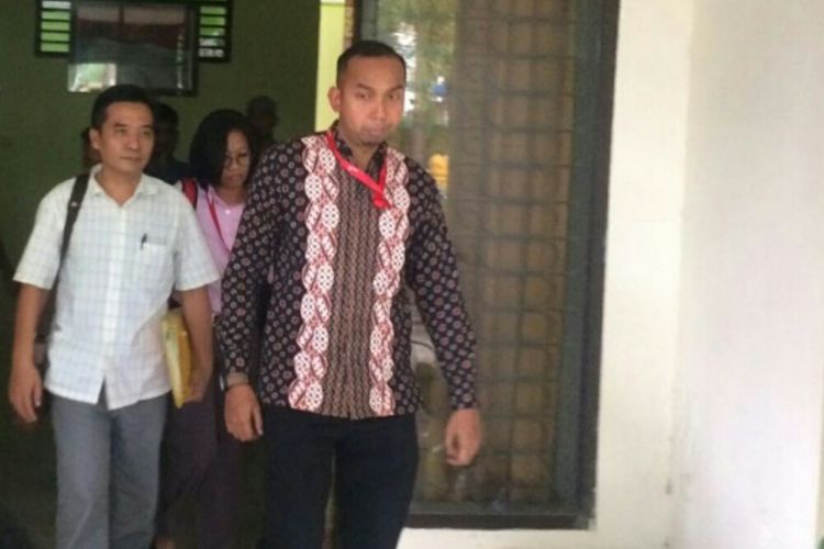 Tiga orang petugas KPK saat meninggalkan kantor dinas PU usai melakukan klarifikasi terkait penyertaan modal ke PDAM Kendari tahun 2011 sebesar Rp 3 miliar.