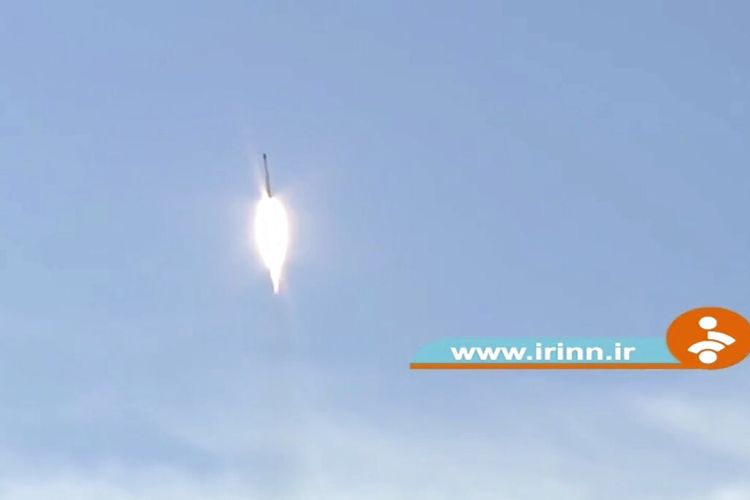 Gambar ini diambil dari rekaman video yang ditayangkan oleh televisi pemerintah Iran menunjukkan peluncuran roket oleh Iran diumumkan pada Kamis, 30 Desember 2021. 
