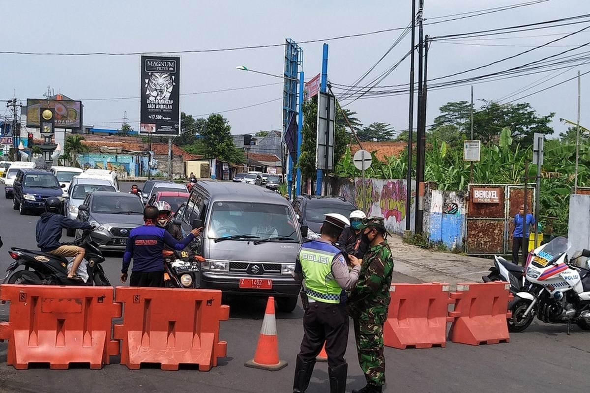 Petugas melakukan penyekatan batas wilayah saat pemberlakuan PSBB di Kota Tasikmalaya.