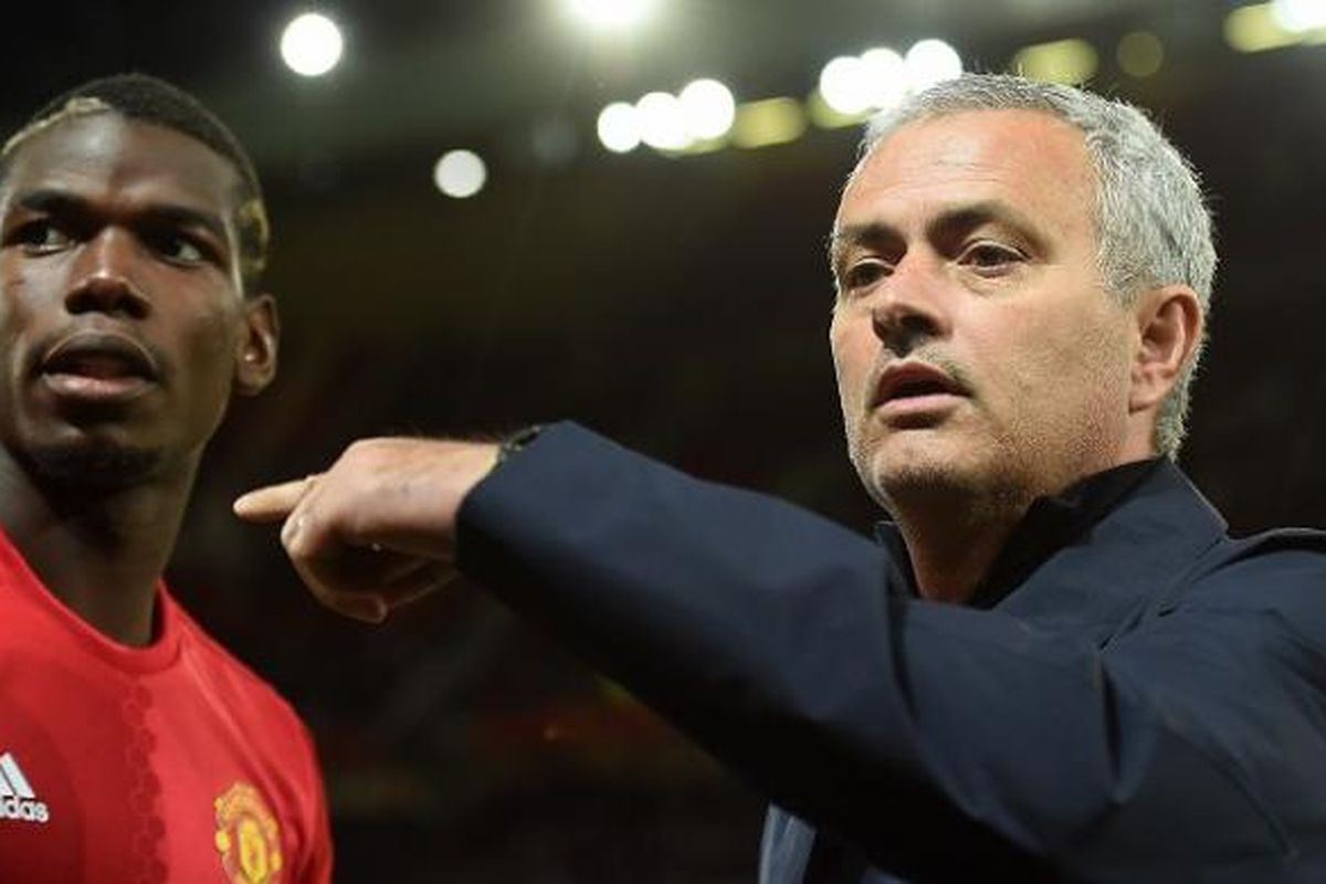 Manajer Manchester United, Jose Mourinho (kanan), menunjuk ke arah pemainnya, Paul Pogba, saat laga penyisihan grup Liga Europa kontra Zorya Luhansk di Stadion Old Trafford, Kamis (29/9/2016) waktu setempat.
