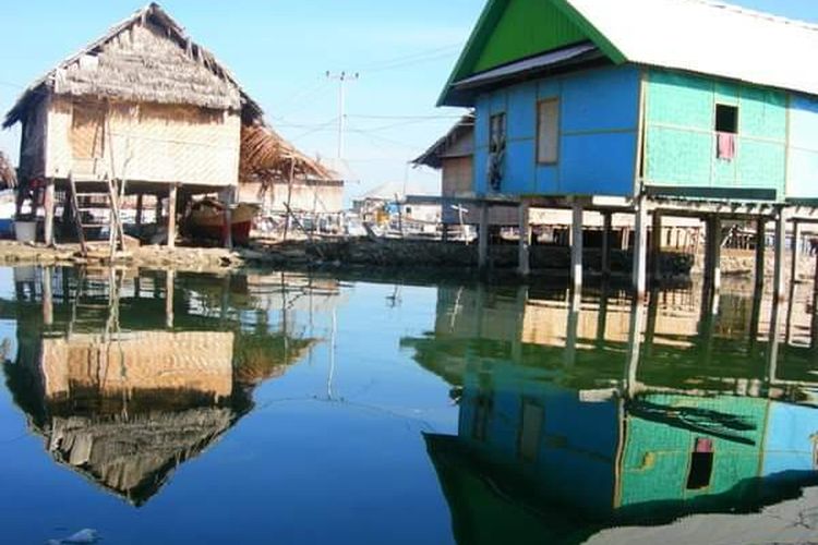 Rumah panggung yang berdiri di atas laut di Pulau Bungin, Sumbawa,  NTB, Kamis (27/10/2022)