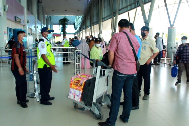 Petugas Bandara Deo saat melakukan pemeriksaan penumpang