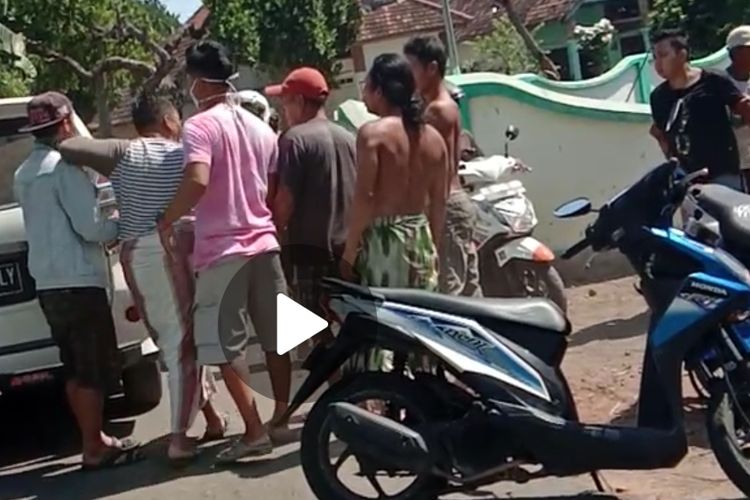 Potongan gambar dari video warga berisi penjambret dihajar warga.