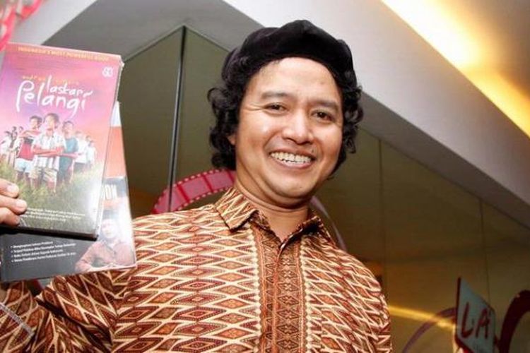 Penulis novel tetralogi Laskar Pelangi, Andrea Hirata, datang ke acara pemutaran film yang diangkat oleh sutradara Riri Riza dari novel tersebut di Auditorium I Blitz Megaplex, Jakarta Pusat, Rabu (8/10/2008).
