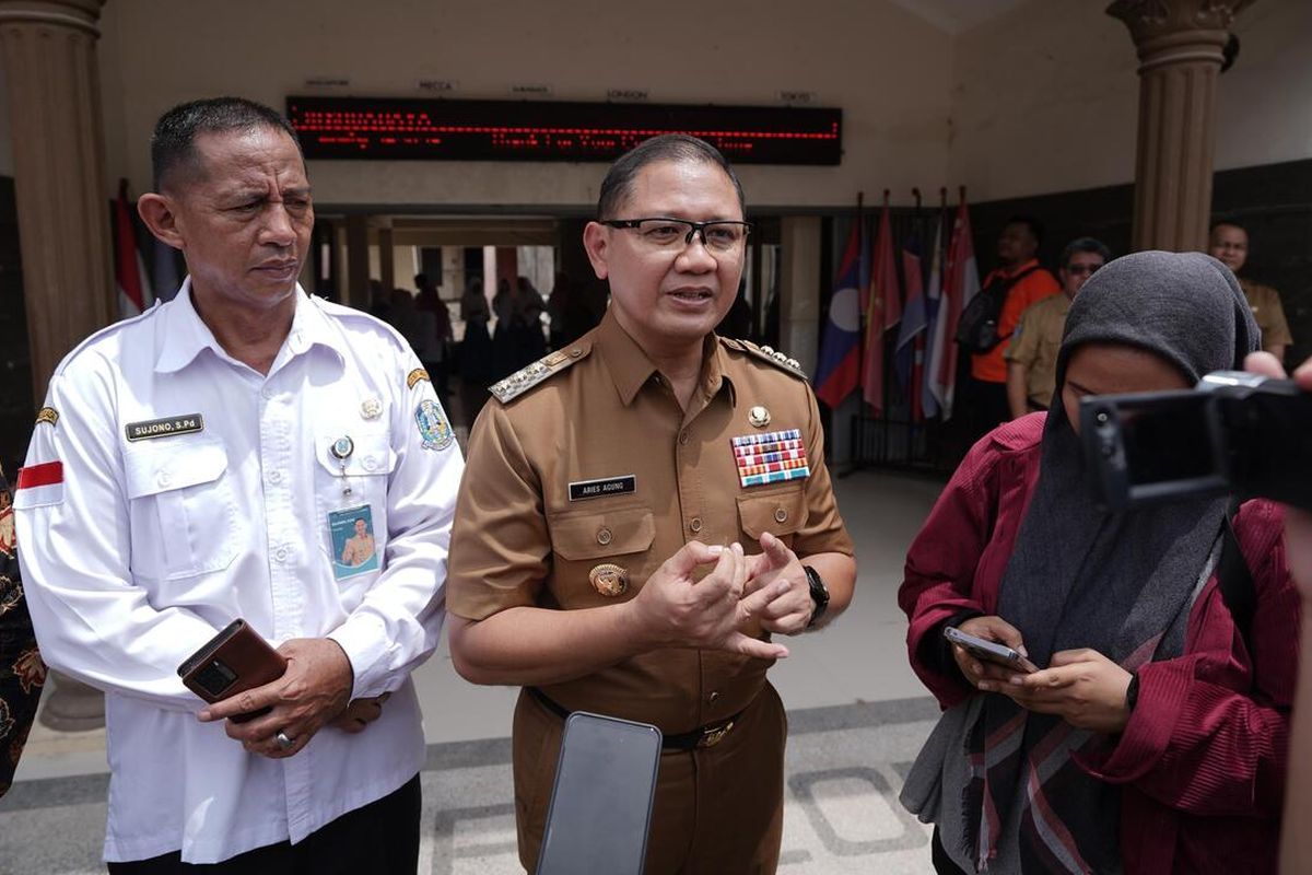 Kepala Dinas Pendidikan Jawa Timur Aries Agung Paewai (tengah)