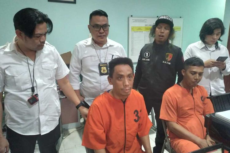 Heri Sugito (46) warga Rangkah kecamatan Tambaksari Kota Surabaya provinsi Jawa Timur dan Hendra Jaya (47) warga jalan Moh H Seman kecamatan Jatiasih kota Bekasi, Jawa Barat dua pelaku bobol konter Digimap di Palembang Indah Mall (PIM), saat berada di Polda Sumatera Selatan.