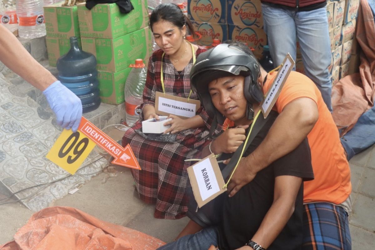 Polisi melakukan rekonstruksi dan peragakan adegan cekik leher di Jalan Pramuka, Desa Laden, Kec. Pamekasan, Kamis (3/7/2025)