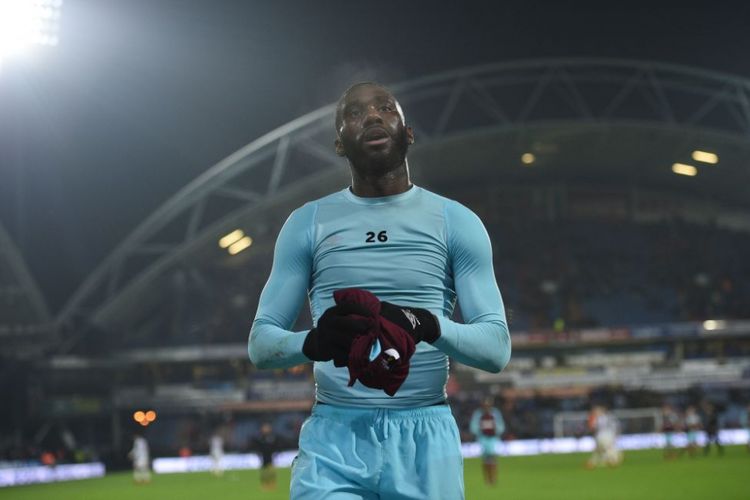 Pemain West Ham United Arthur Masuaku melepas kostumnya seusai laga Premier League melawan West Bromwich Albion di Stadion John Smiths. 13 Januari 2018.