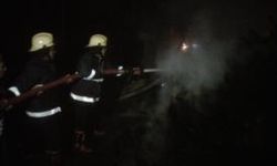 Gudang Kayu Terbakar Jadi Tontonan Warga