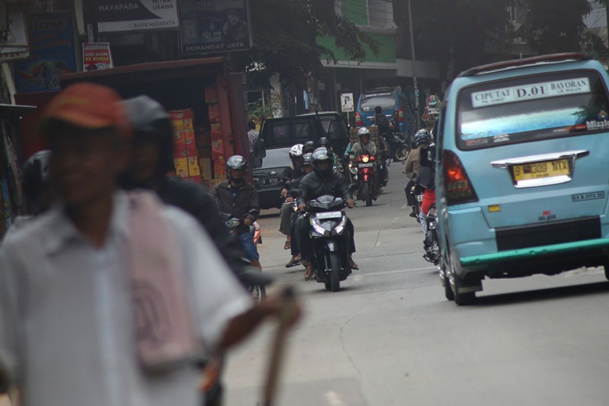 Sejumlah pengendara sepeda motor nekat melawan arah di Jalan Ir H Juanda, tepat di bawah jalan layang Ciputat, Tangerang Selatan, Kamis (01/02/2018). Para pengendara tersebut mulai melawan arah sejak di putaran di depan Kantor Cabang Pembantu Bank BCA hingga SPBU yang terletak jelang area masuk jalan layang.