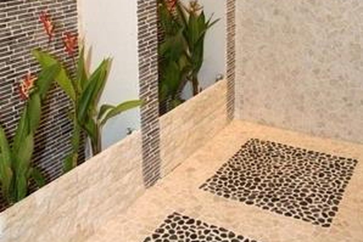 Batu alam dapat dirangkai sebagai mozaik untuk dinding atau lantai. Ragam warna, serta bentuk batunya dapat menjadikan kamar mandi menjadi lebih asri. 