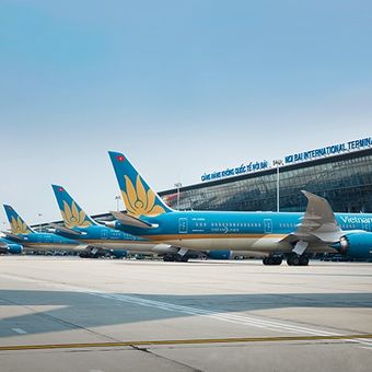 Pesawat Vietnam Airlines saat parkir di bandara. Dua pesawat Vietnam Airlines bersenggolan di Bandara Hanoi.