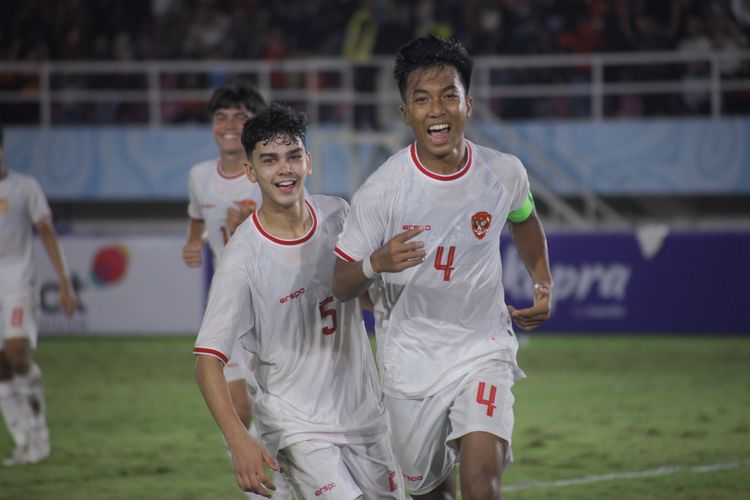 Pemain Timnas U16 Indonesia, I Putu Panji Apriawan, merayakan gol ke gawang Laos pada laga Piala AFF U16 2024 di Stadion Manahan, Surakarta, pada Kamis (27/6/2024).