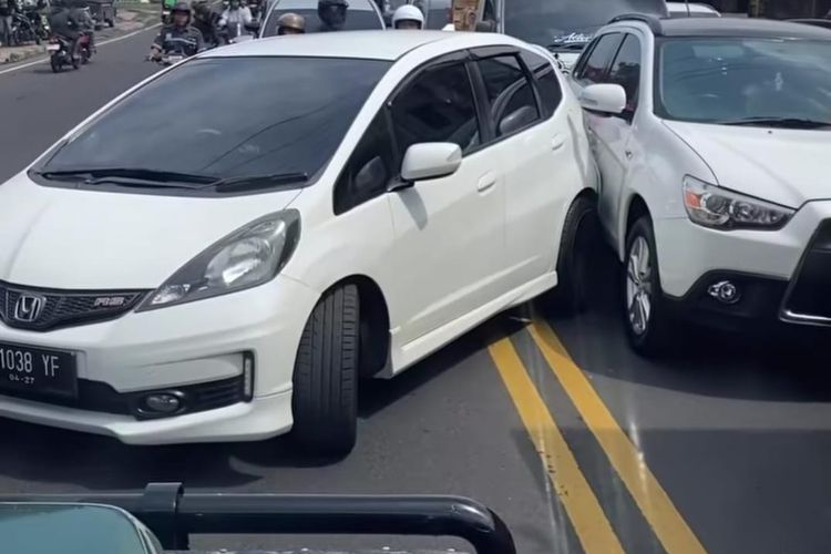 Viral, Video Aksi Mobil Hijau Kasih Paham Kendaraan Lawan Arus di Denpasar