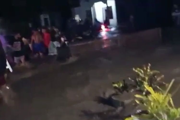 Panik Diterjang Banjir Bah, Warga Polewali Rame-Rame Mengungsi Malam Hari